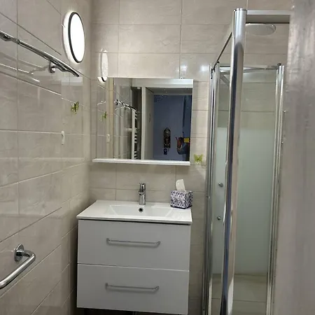 Climatise 3 Pieces Avec Terrasse, Face A La Plage, Parking Inclus - - Fr-1-251-806